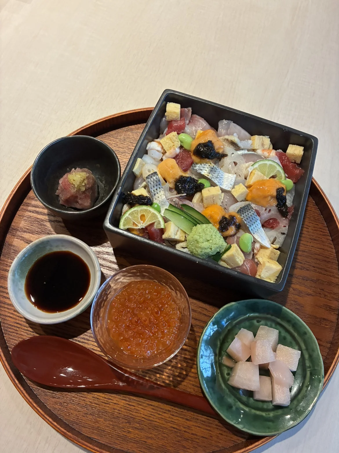 ウニや鮮魚を盛り込んだ鮨 階の海鮮ちらし御膳