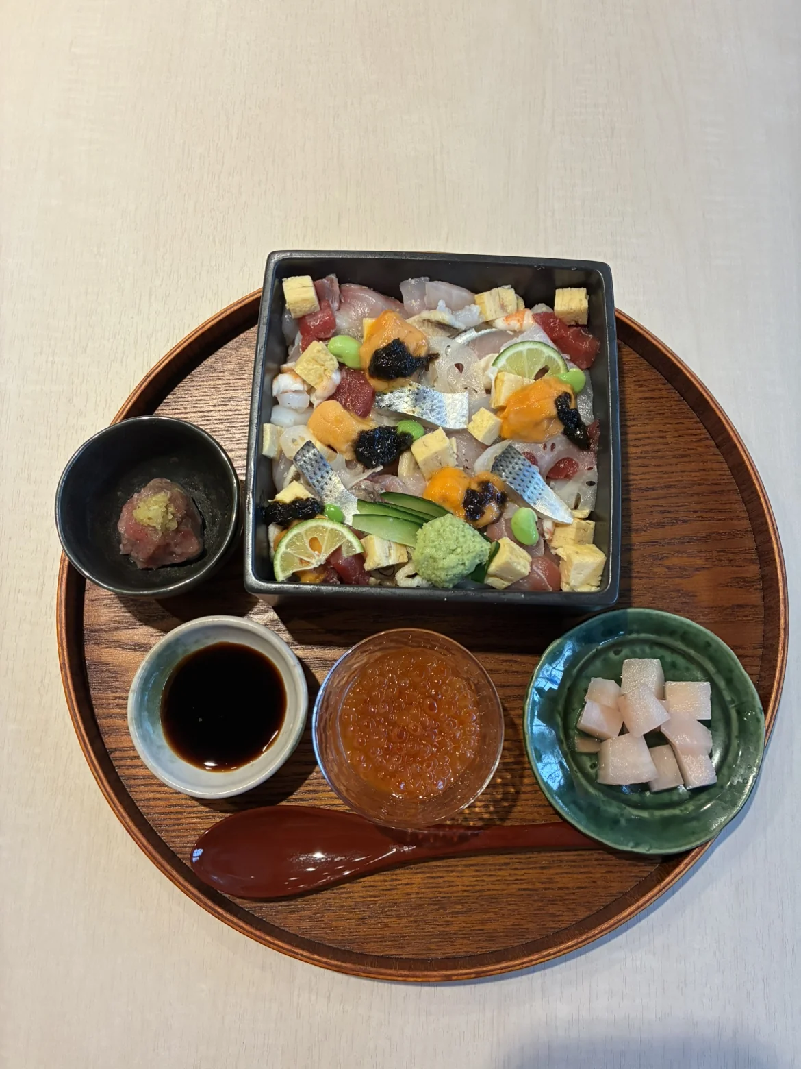 イクラやウニを添えた海鮮ちらし御膳の全景