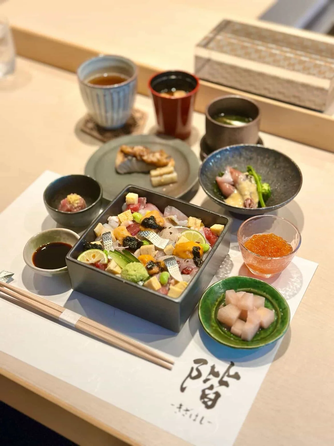 海鮮ちらしと一品料理を楽しむ鮨 階の御膳